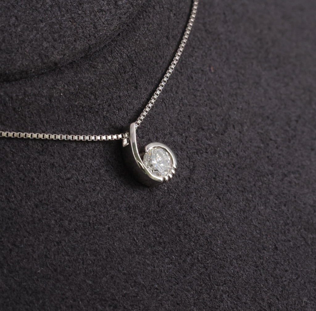 Fine 0.36ct Round Cut Natural Diamond & Platinum Tear Drop Snake Necklace