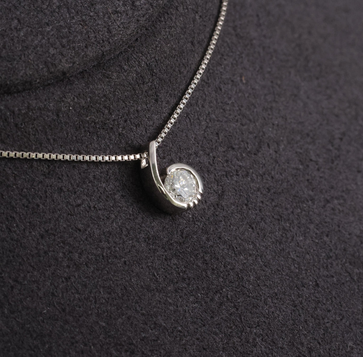 Fine 0.36ct Round Cut Natural Diamond & Platinum Tear Drop Snake Necklace