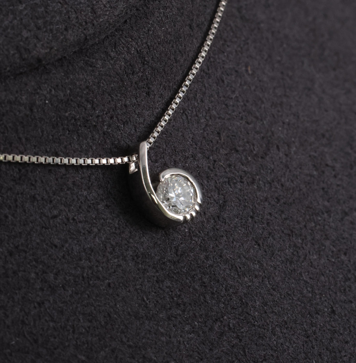 Fine 0.36ct Round Cut Natural Diamond & Platinum Tear Drop Snake Necklace