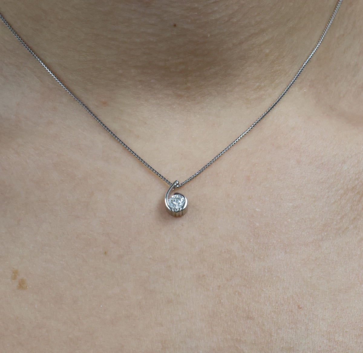 Fine 0.36ct Round Cut Natural Diamond & Platinum Tear Drop Snake Necklace