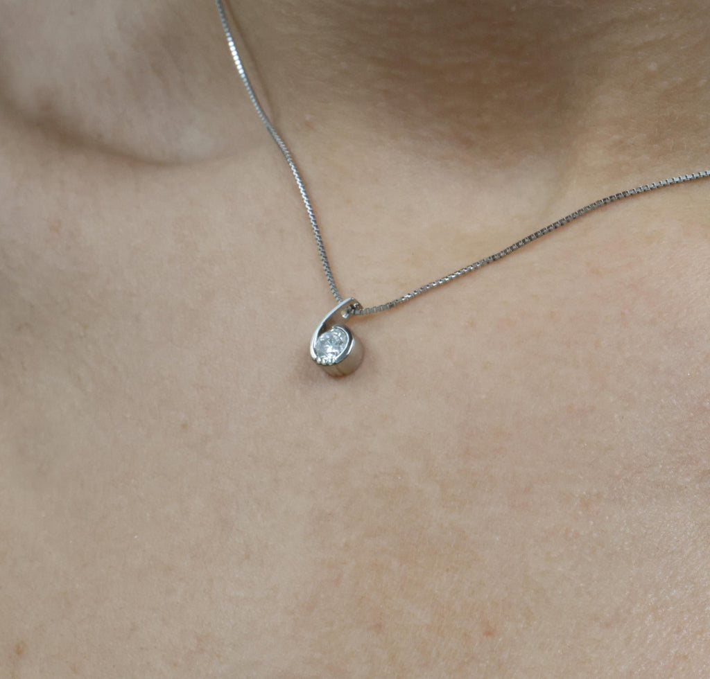 Fine 0.36ct Round Cut Natural Diamond & Platinum Tear Drop Snake Necklace