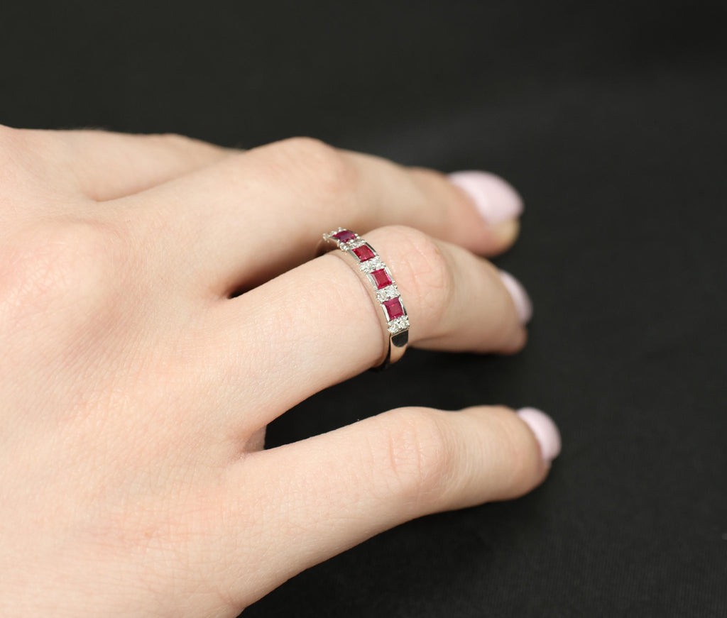 Vintage 0.55ct Vivid Red Ruby & 0.15ct Diamond Platinum 3.5mm Band Size 6.25