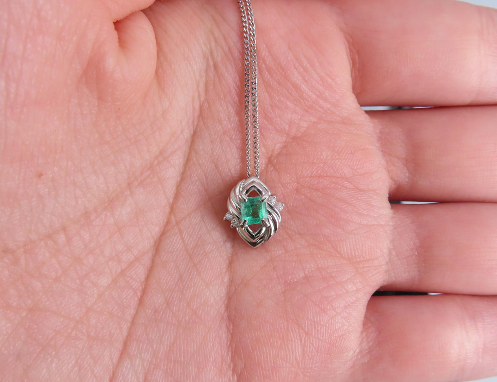 Vintage 0.30ct Colombian Emerald & 0.04ct Diamond Platinum 16 Inch Necklace