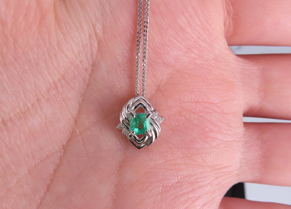 Vintage 0.30ct Colombian Emerald & 0.04ct Diamond Platinum 16 Inch Necklace