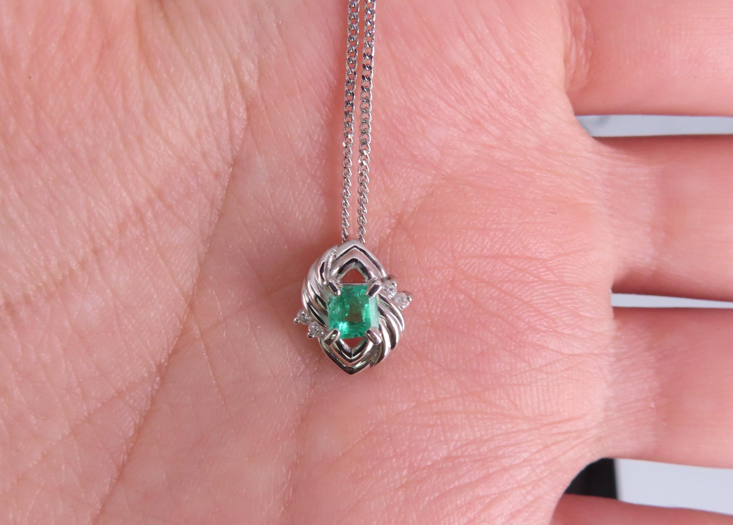 Vintage 0.30ct Colombian Emerald & 0.04ct Diamond Platinum 16 Inch Necklace