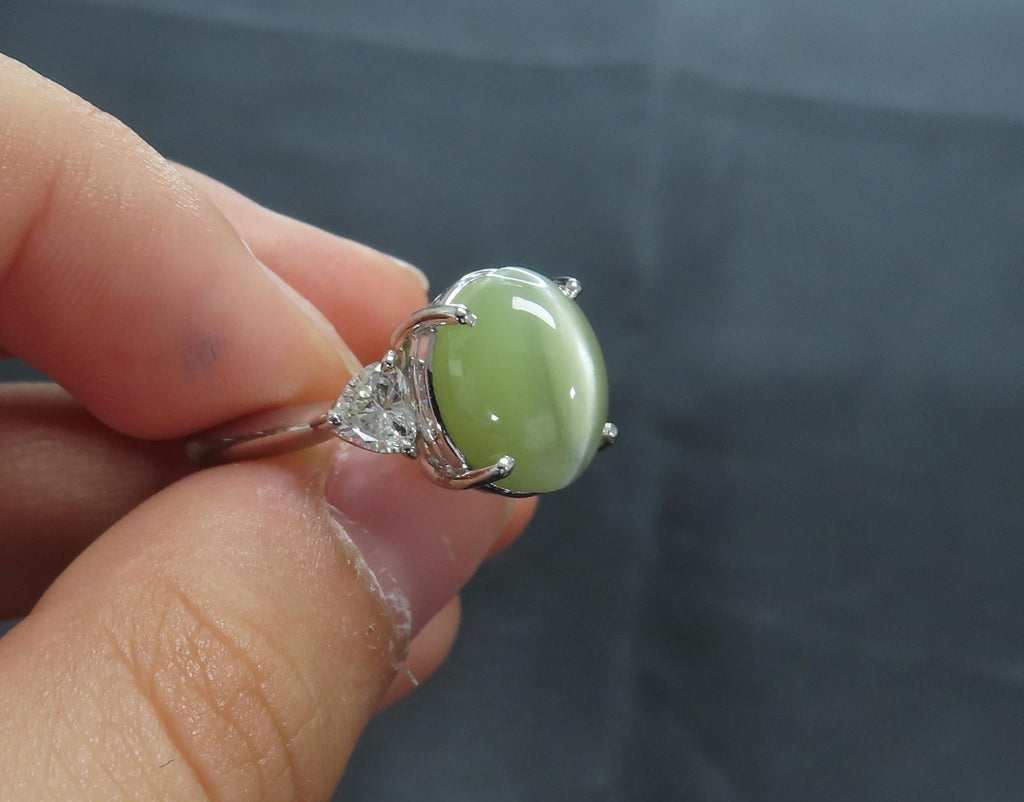 Fine 8.44ct Cat's Eye Chrysoberyl 0.60ct Heart Diamond Platinum Ring, Size 6.25