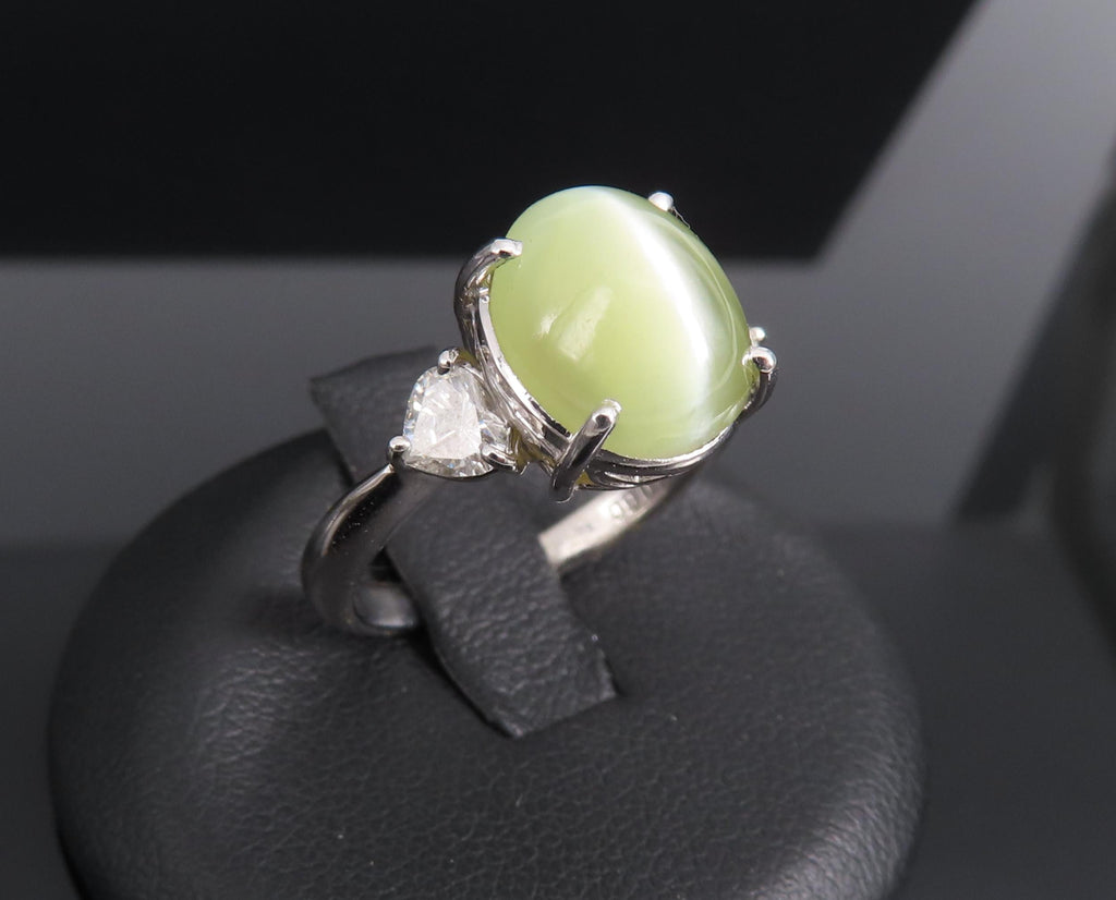 Fine 8.44ct Cat's Eye Chrysoberyl 0.60ct Heart Diamond Platinum Ring, Size 6.25