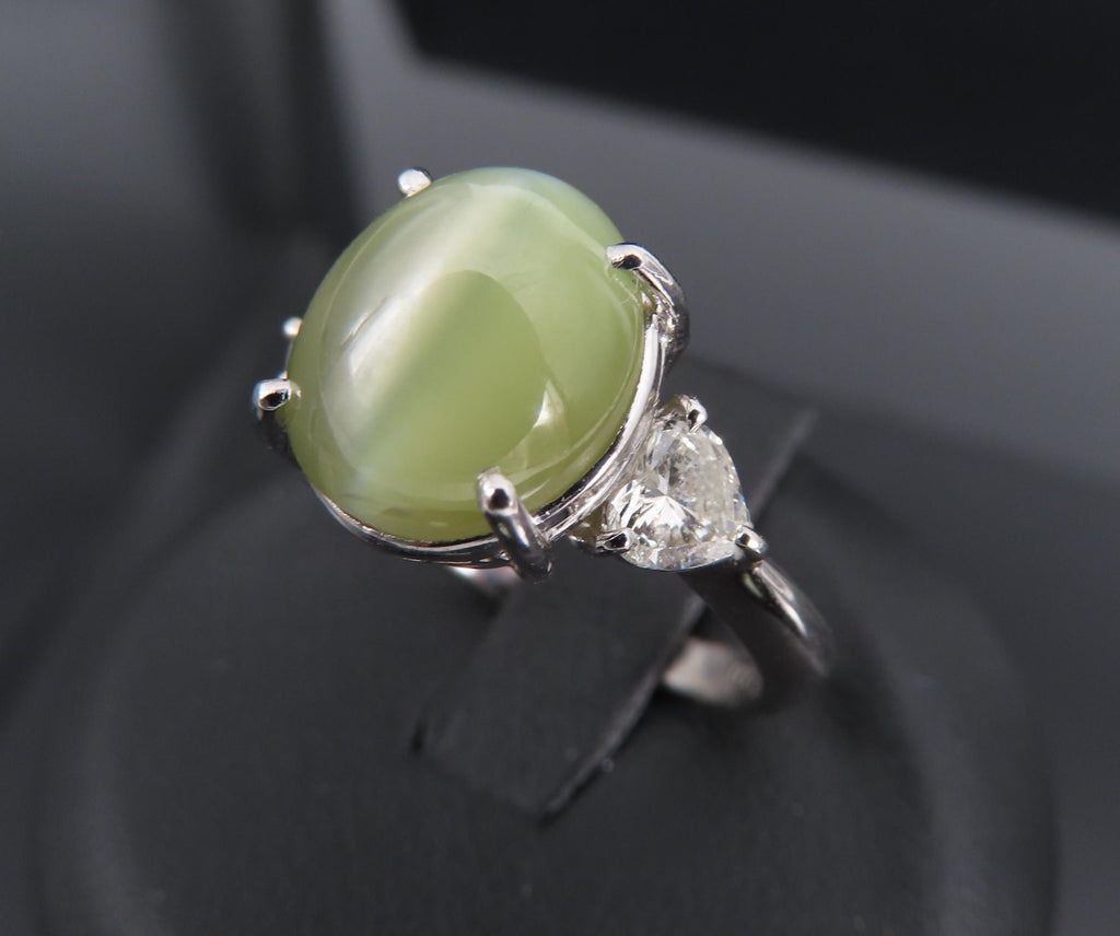 Fine 8.44ct Cat's Eye Chrysoberyl 0.60ct Heart Diamond Platinum Ring, Size 6.25