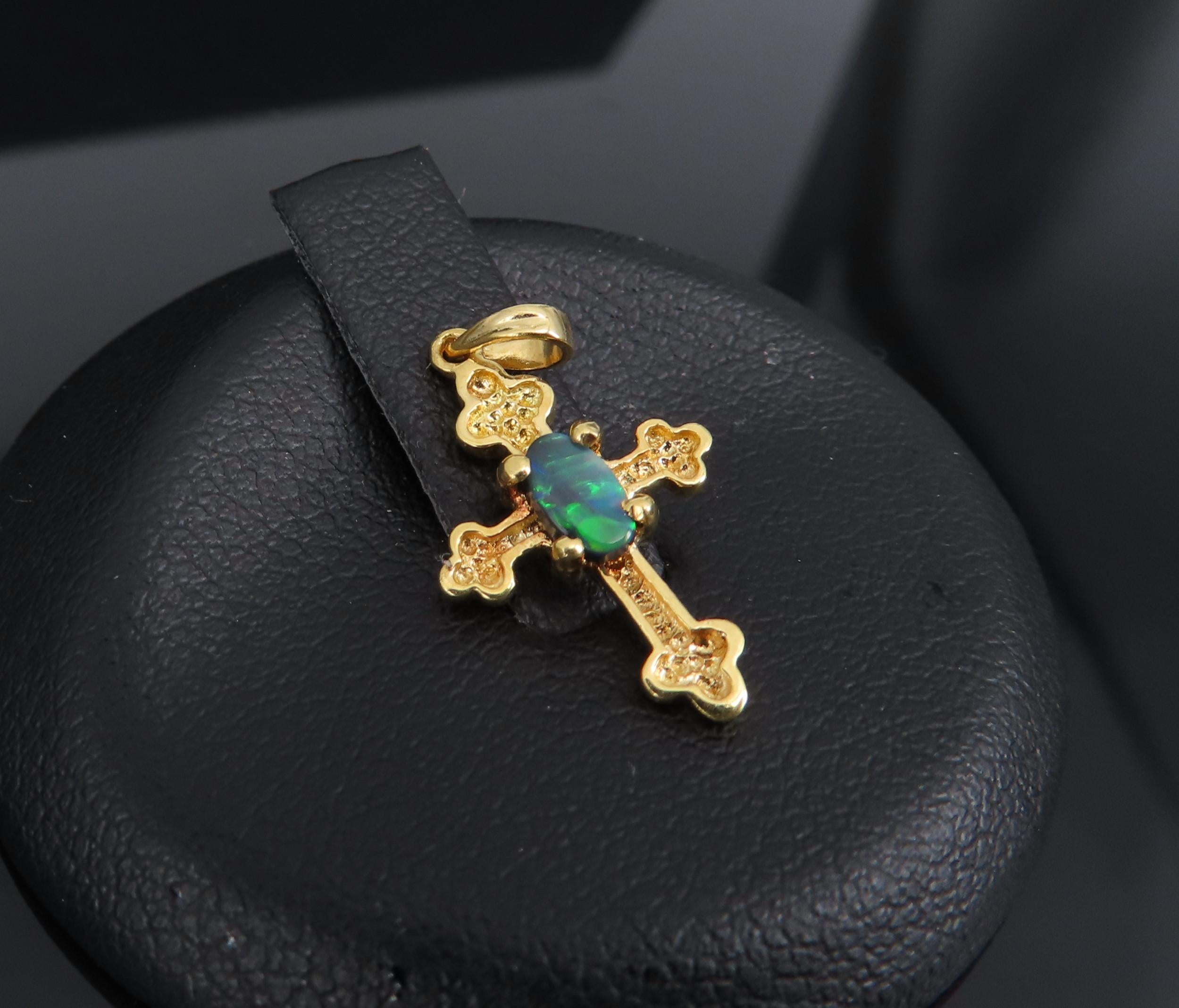 Vintage 0.10ct Natural Black Opal & 18K Yellow Gold Cross Botonny Pendant Charm