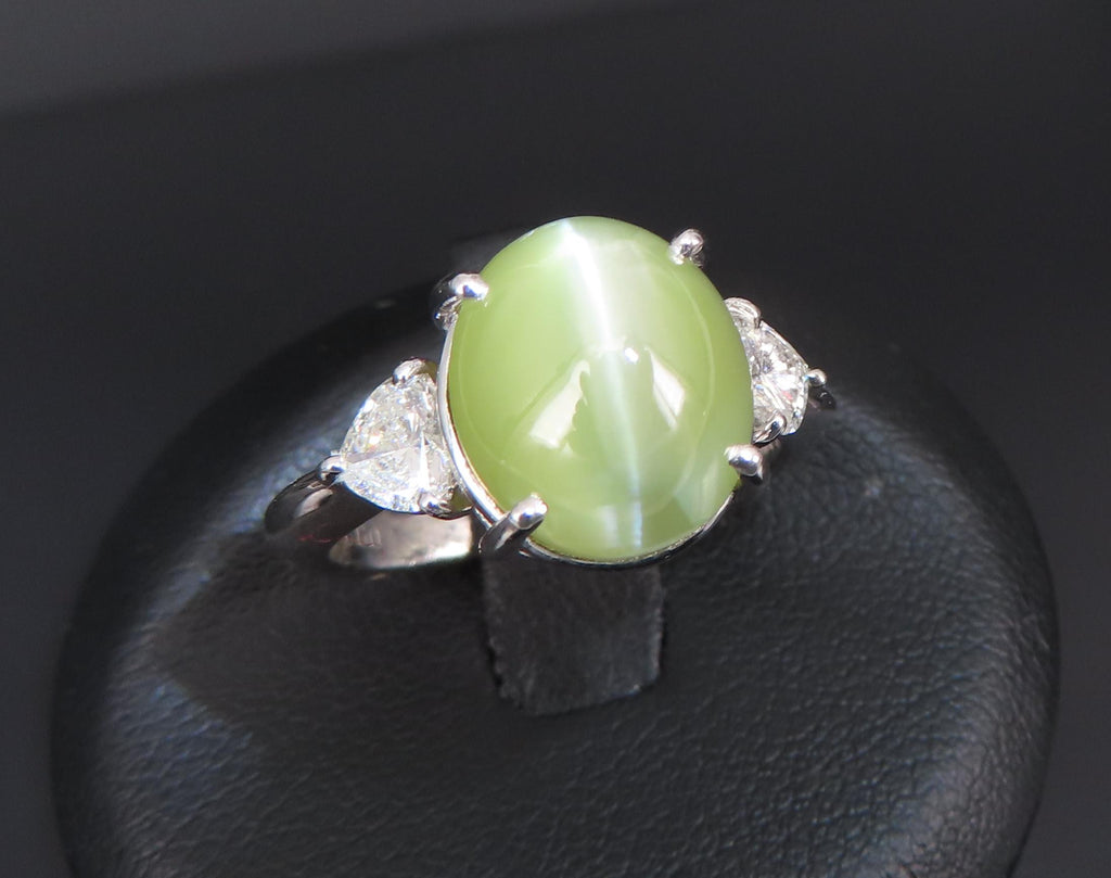 Fine 8.44ct Cat's Eye Chrysoberyl 0.60ct Heart Diamond Platinum Ring, Size 6.25