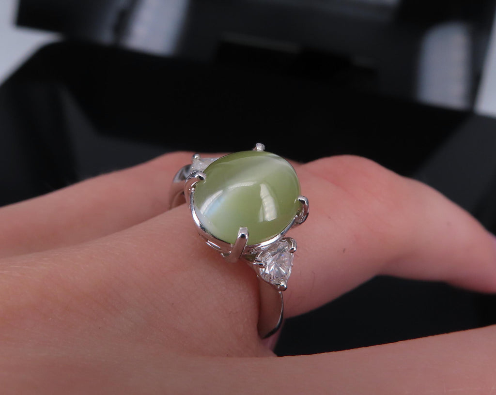 Fine 8.44ct Cat's Eye Chrysoberyl 0.60ct Heart Diamond Platinum Ring, Size 6.25