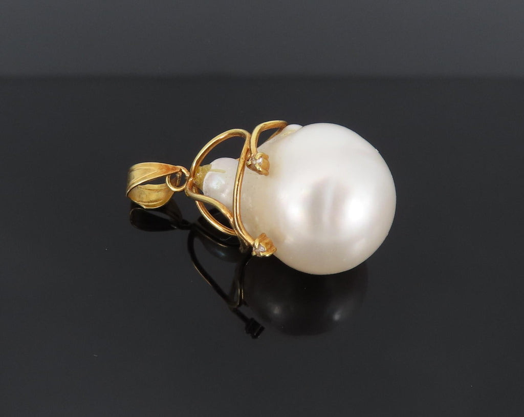 Vintage 14.3mm Tear Drop Pearl 0.02ct Diamond 18K Gold Handmade Pendant 5.3g