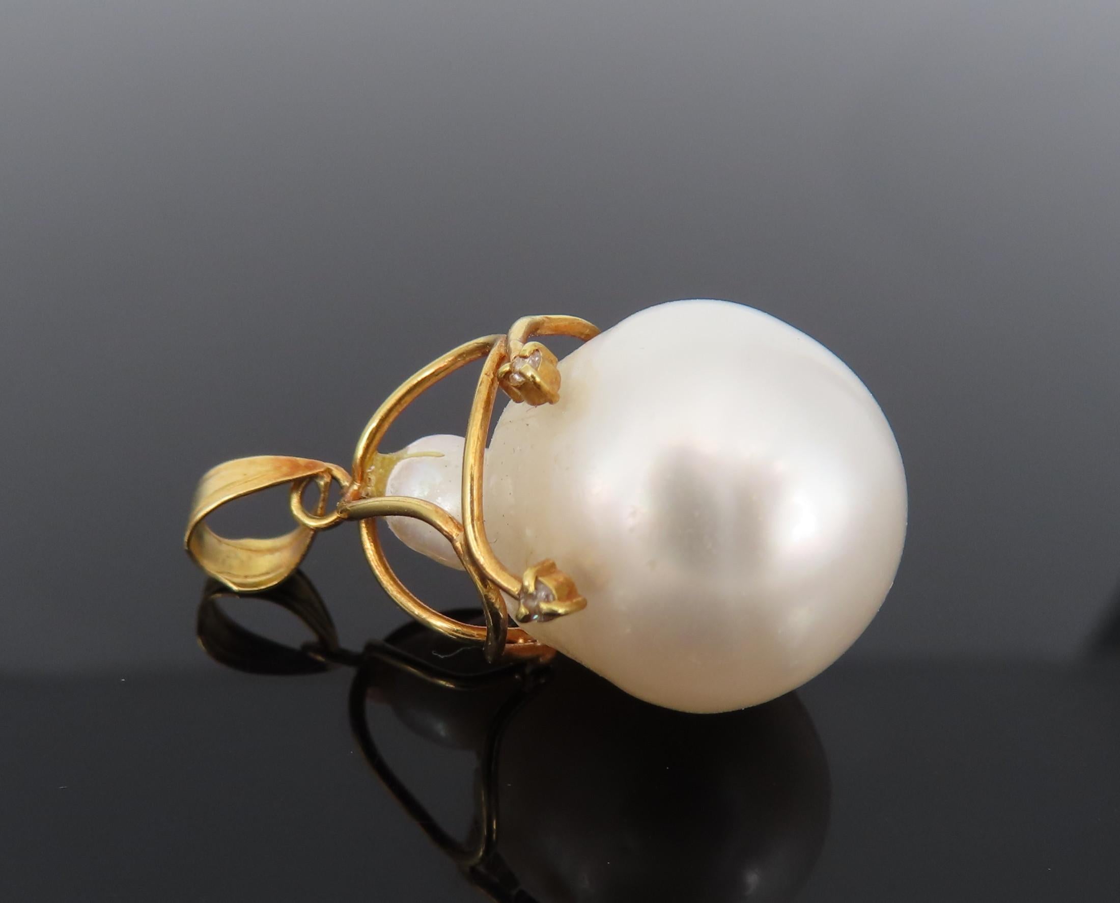 Vintage 14.3mm Tear Drop Pearl 0.02ct Diamond 18K Gold Handmade Pendant 5.3g