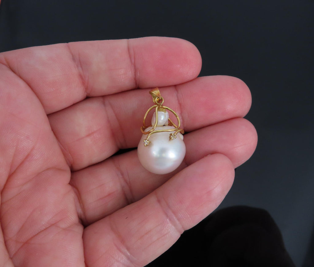 Vintage 14.3mm Tear Drop Pearl 0.02ct Diamond 18K Gold Handmade Pendant 5.3g